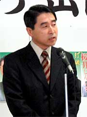 あいさつする桜井氏