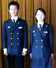 左から新採用の佐野さんと武士俣さん