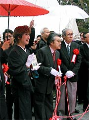 除幕に笑顔で感激する小林さん
