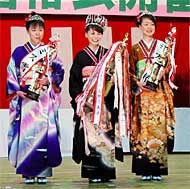 ステージで観客にこたえるミス雪椿