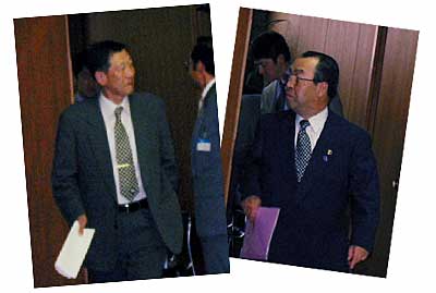 非公開の首長会議を終えて会場を出る高橋三条市長(左)、高橋燕市長(右)