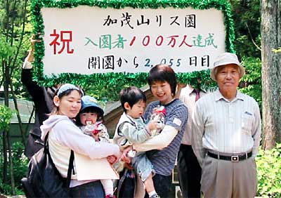 左から999,999人目の森田さん親子、100万人目の高山さん親子、1,000,001人目の阿部さん