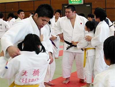 三条柔道倶楽部主催県下柔道大会の招待選手で実技講習を行う棟田選手(奥)と横田選手(手前)