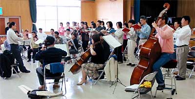 10日、三条市嵐南公民館で全体練習するボーカルアンサンブルGEN
