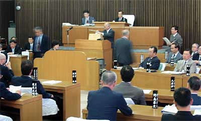 議長選挙の投票が6回も繰り返された13日の燕市議会臨時会