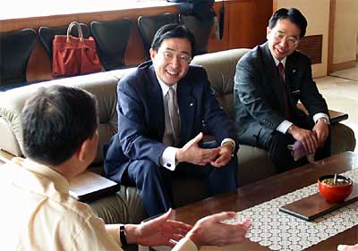 左から高橋市長、三条信用金庫の金子常務理事、本間職員会幹事長