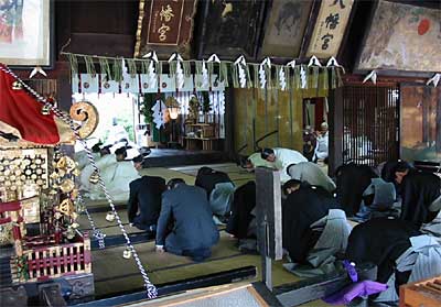 氏子総代ら10数人が参列して行われた八幡宮の春季例大祭神事
