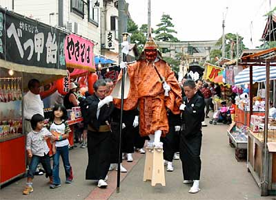 八幡宮を出発する大名行列の天狗
