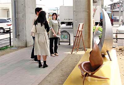 17日、三条市の弥彦線高架下緑道で開かれた「やひこせん野外ギャラリー」
