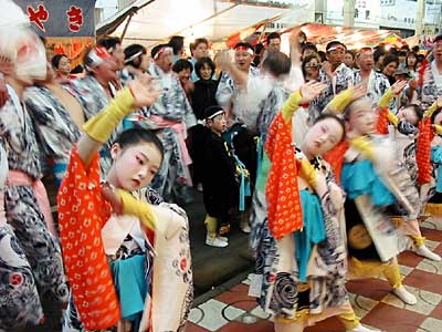燕・戸隠神社の春祭りの宵宮祭でことしも人気を集めたおたまさん