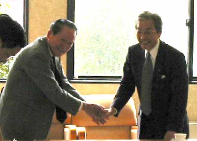 渡辺吉田町商工会会長(左)に県央東部合併への吉田町の提言、賛同を求める高橋燕商工会議所会頭(右)