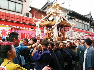 燕・戸隠神社の春祭りで初めてお目見えした江戸神輿の渡御