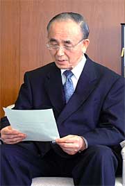 記者会見する小池清彦加茂市長