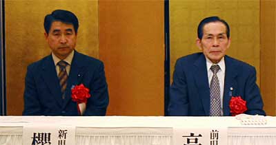 金屏風を背に席を並べる桜井県議（左）と高山前県議（右）
