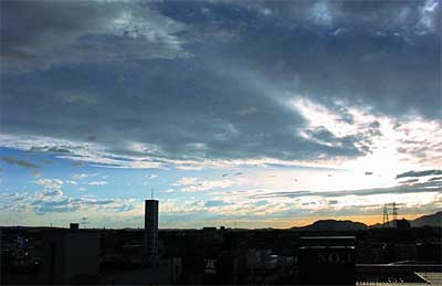 31日夕方、西の空に広がった青空と雲(三条地域消防本部屋上から撮影)