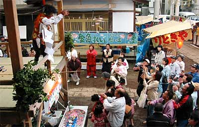 神明宮の春季例大祭の太々神楽奉納、五穀散の舞で紅白モチや菓子を取ろうと手を広げる参拝者