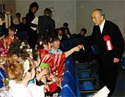 ステージを降りると新成人の求めに応じて握手する小池加茂市長