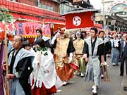 天狗の先導で宮神輿行列