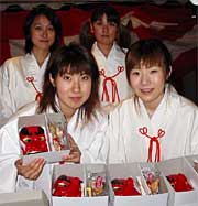 三条まつり若衆会の開運グッズ販売