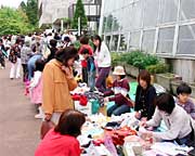 フリーマーケットもにぎわう