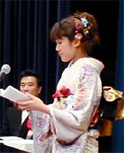 20歳の誓いを述べる小出由希子さん