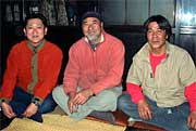 中央の遠藤さんを囲んで庭月テラ小屋運営委員会の2人