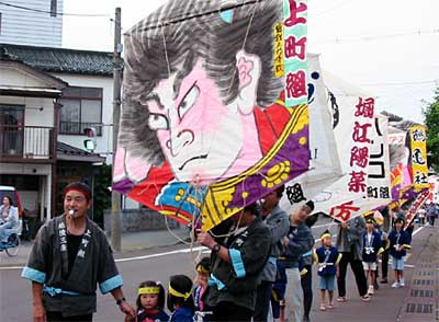 6日行われた三条凧合戦の前夜祭凧パレード