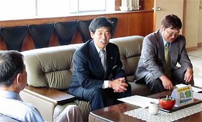 三条市へ街路灯の寄付に訪れた室星正幸東北電力(株)三条営業所所長(中央)