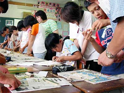 真剣な表情で竹とんぼ作りに取り組む西鱈田小4年生と保護者