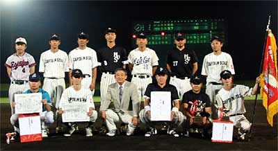 韮沢三条金物卸商協同組合理事長を囲んで4連覇を飾ったパール金属(株)