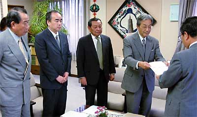 左から燕商工会議所の今井専務、小柳副会頭、山崎副会長、高橋会頭、そして要望書を受け取る高橋市長