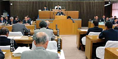 18日の燕市議会定例会は、亡くなった金子町長に対する高橋市長の追悼の言葉で始まった