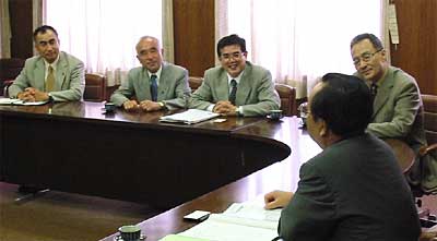 燕市を訪れた日本共産党のアクションプラン視察団、いちばん右の奥が笠井中央委員
