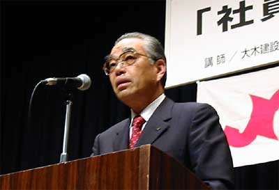 倒産から再起へと自身の体験を講演する野澤正平さん
