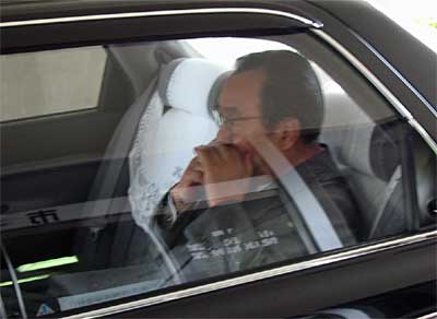 関係町村へ出向くため公用車で市役所を出る高橋燕市長