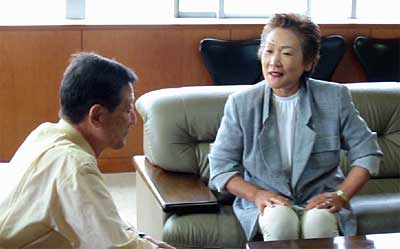 高橋三条市長(左)と談笑するスナックマンマ経営の五十嵐さん(右)