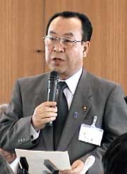 県央東部合併の一時休止について報告する高橋甚一燕市長
