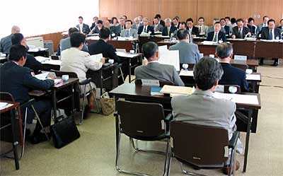 高橋燕市長が県央東部合併研究会参加の一時休止を正式表明した議員協議会