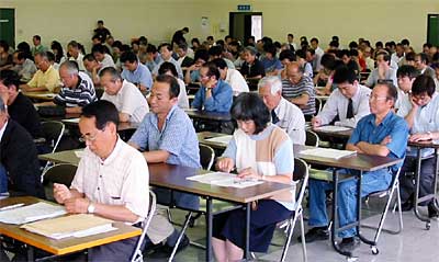 27日開かれた三条市の指定ごみ袋の取扱所向け説明会