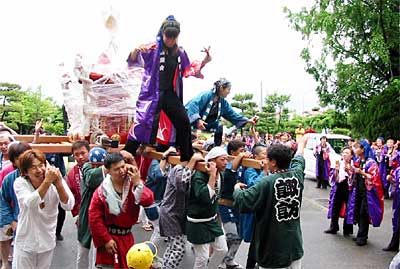 燕来た小学校での巡回PRみこし