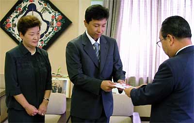 左から国光さんの妻幸子さん、長男昭和さん、高橋燕市長