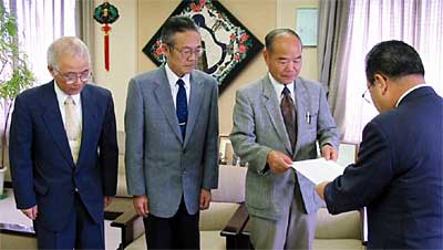 右から高橋市長、燕分水保護司会の矢沢会長、渡辺事務局長、関川登犯罪予防部会長
