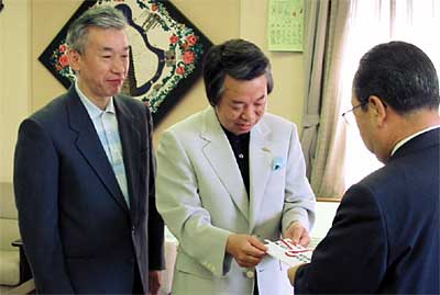 左から新潟県燕理容組合の岡本英二副理事長、田中幸雄理事長、そして高橋甚一燕市長