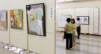 8日まで三条市体育文化センターで開かれている第4回三条美術協会展