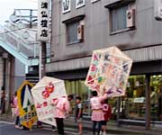 山浦仏壇店前で一礼