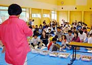 五十嵐川の自然についての話を聞く参加者