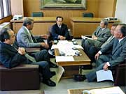 赤塚市議会議長(中央奥)にも要望書を提出