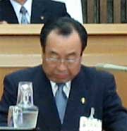 金子町長に対する追悼の言葉で声を詰まらせる高橋市長