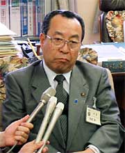 報道陣に囲まれて質問に答える高橋市長