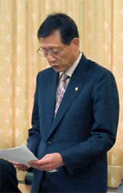 燕市抜きの合併を進める考えを説明する高橋三条市長